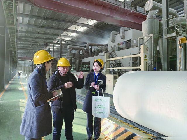 银行工作人员深入企业了解融资需.jpg