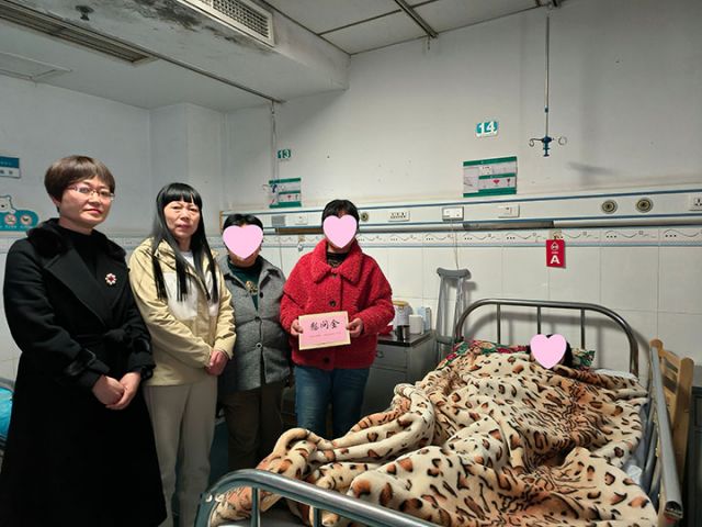图5  蒙雪梅（左二）资助困难妇女。安岳县人大  供图.jpg