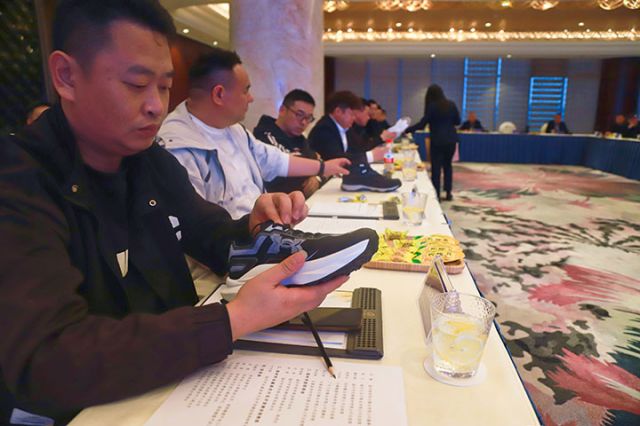 图3  企业家直观感受“川鞋”品质  潘政吉  摄.jpg