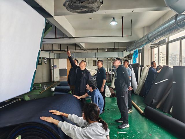 图4  安岳驻浙江招商小分队拜访鞋企  唐祖强   摄.jpg