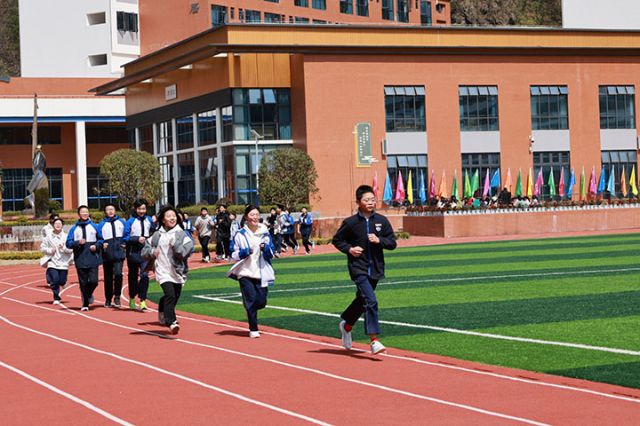 3正在上体育课的学生们跑在学校400米塑胶体育场上2.JPG
