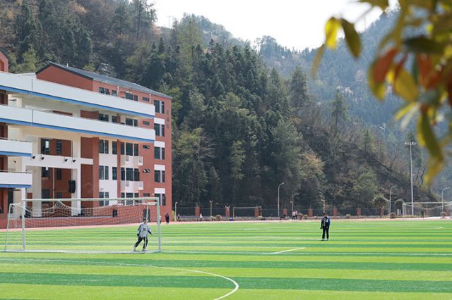 4乔庄初级中学的11制足球场.JPG
