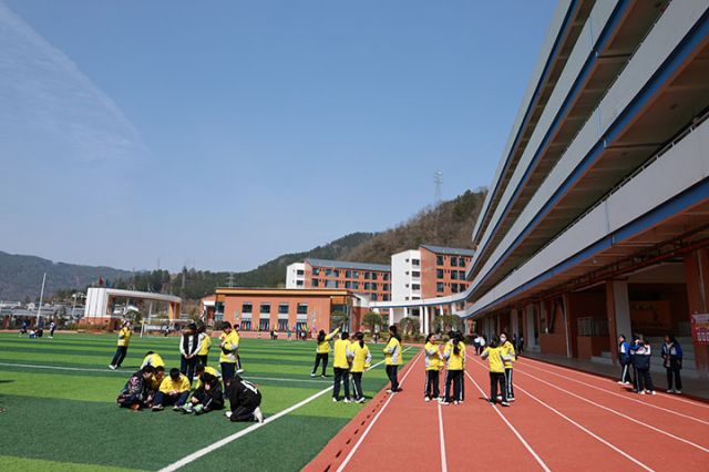 5课间休息的学生们.JPG
