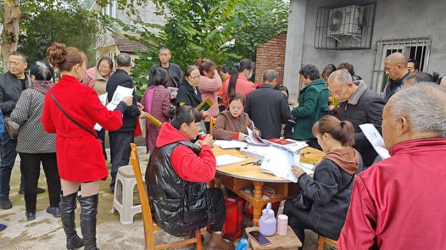 图2  增设的太阳能路灯入户开展不动产登记.jpg