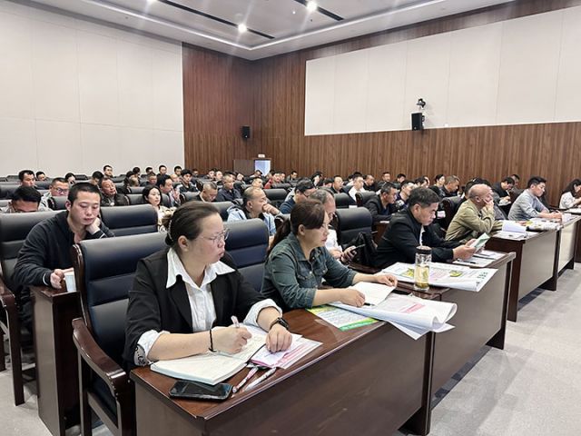 图2  参会人员全神贯注地倾听培训内容吕敏  摄.jpg