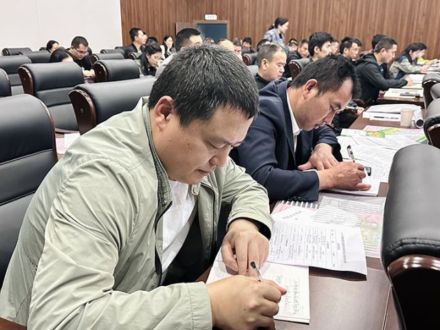 图3  参会人员低头记录要点  吕敏  摄.jpg