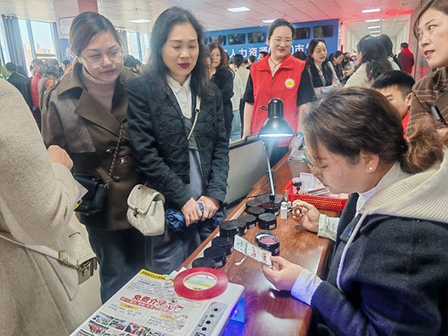 图1  招聘会上的美甲展位。安岳县就业服务管理局 供图.jpg