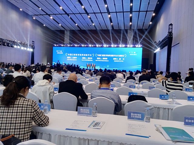 图2  授牌.jpg