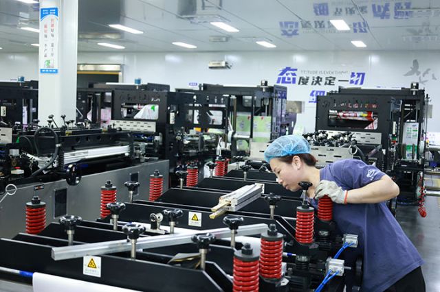 8工人正在看护设备中.JPG