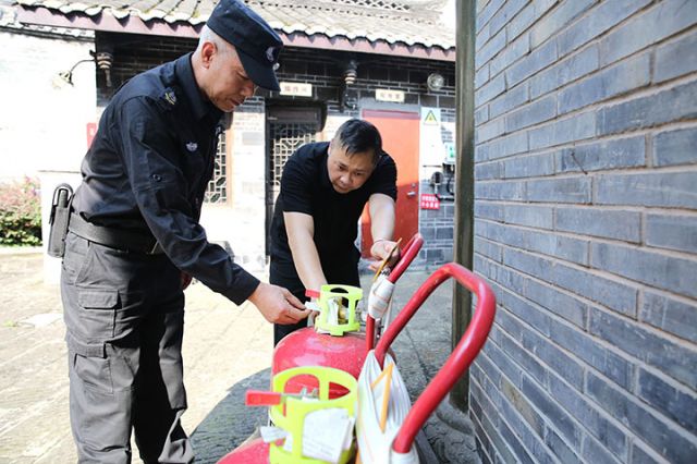 2、刘健与同事一起学习消防知识.JPG