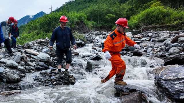图片一： 杜巍（右一）.jpg