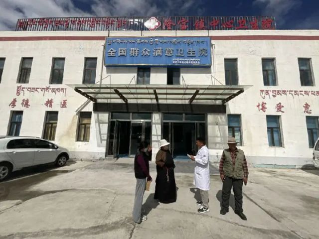 图1  隆宝镇中心卫生院医护人员日常工作一瞥。（申维祖 摄）.jpg