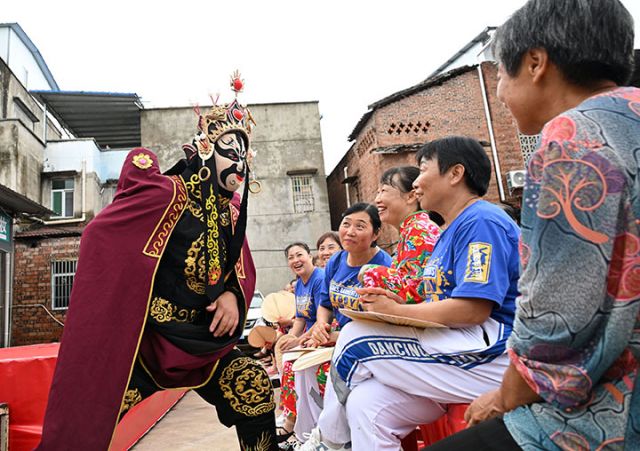 图2  演职人员与台下观众精彩互动.jpg