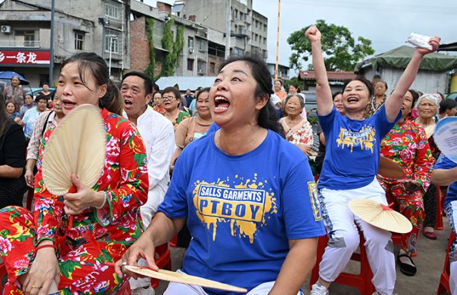 图3  精彩的文艺表演赢得了当地群众的掌声与喝彩.jpg