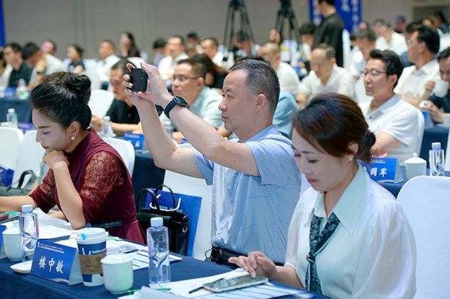 3与会人员认真聆听学习.jpg