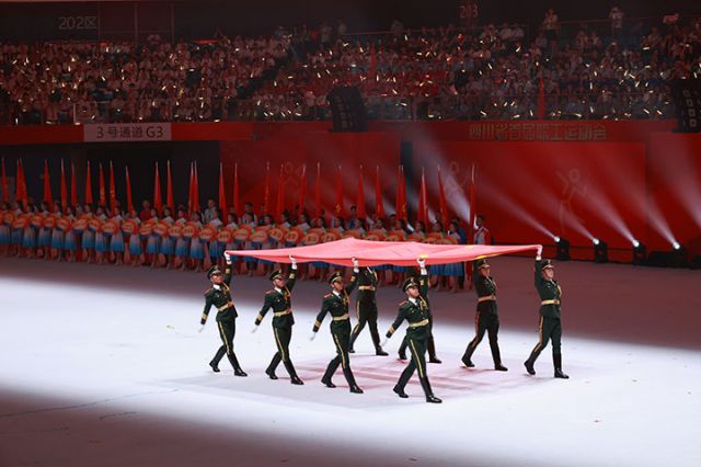 2旗手护送国旗，准备升旗仪式.jpg