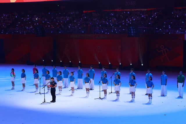3在职工代表、体操世界冠军冯喆的引领下，20名来自各行各业的职工齐声宣读全省职工健身倡议书.jpg