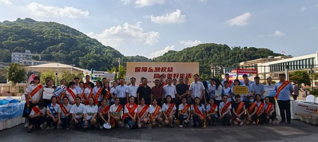 1翠屏区辖内多家金融机构共同参与宣传周集中宣传活动.jpg