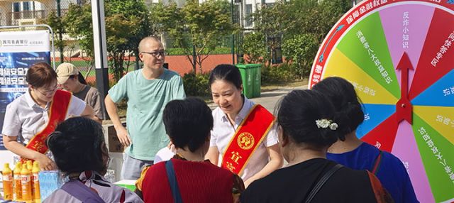 2为市民答疑解惑，普及金融消费知识.jpg