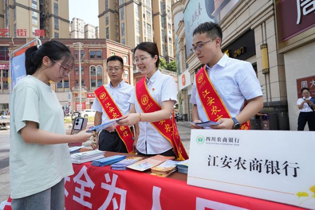 2工作人员向学生宣传网络安全防范知识.jpg