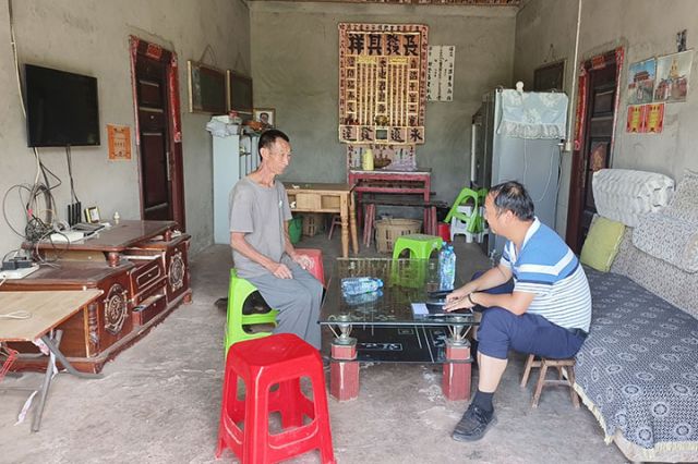 图1  唐韬（右）走访龙永达。通贤镇  供图.jpg