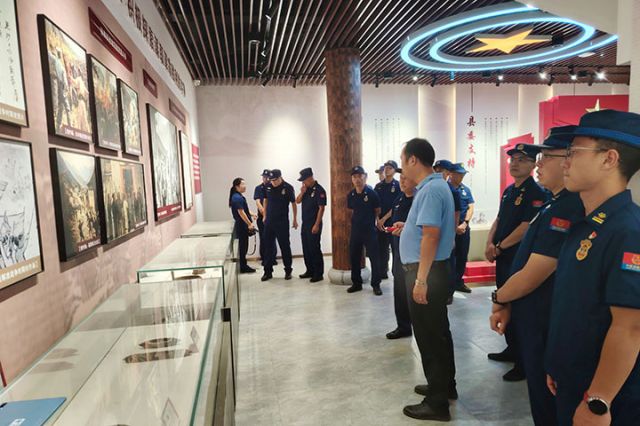 图2  唐韬在文家寨区委旧址陈列馆义务宣讲。通贤镇  供图.jpg