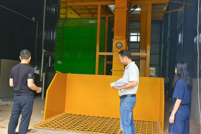 图3  唐韬（右二）推进烘干房建设。通贤镇  供图。.jpg