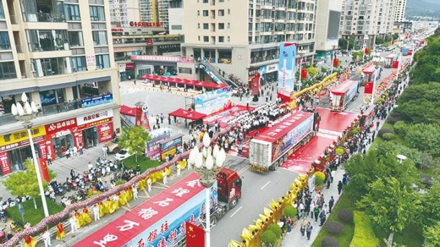 1759135787684196.jpg 丰收的石榴装车运往全国各地消费市场 黄正伟 摄.jpg