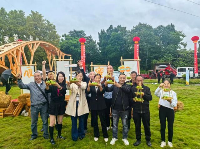 1760171477316764.jpg 图5  果农展示雁江蜜柑.jpg