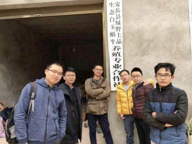 图2  “蜗牛哥”关祖苹（右一）返乡养蜗牛。帽石村  供图 拷贝.jpg