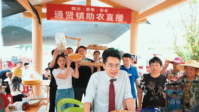 图4  关祖苹正在和村电商中心工人一起称重打包“土货”。潘政吉  摄 拷贝.jpg
