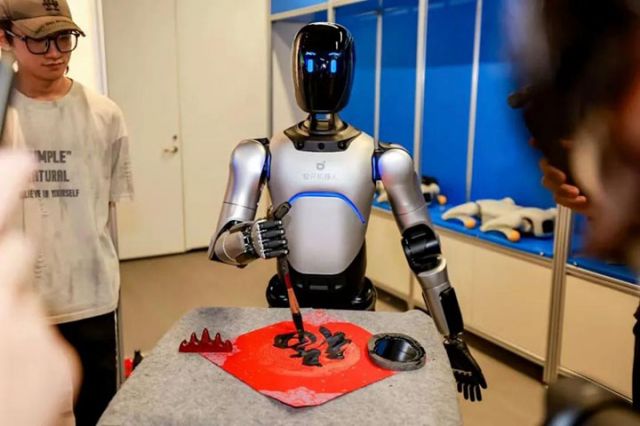 在江苏无锡惠图2  山古镇的机器人体验中心，游客与机器人进行互动。（受访者供图）.jpg