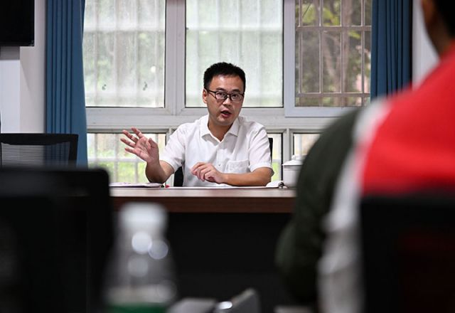 1760950803676609.jpg 图2  来自四川蜀缘律师事务所执业律师张鸣向社区居民普及法律知识.jpg