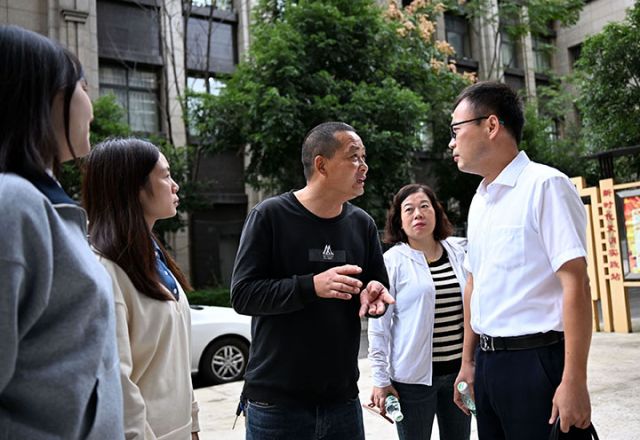 1760950809530875.jpg 图3  社区居民纷纷向律师咨询法律问题.jpg