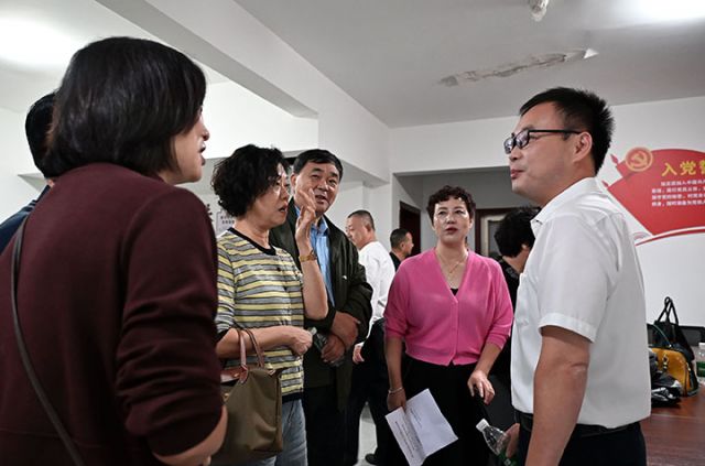 1760950816432970.jpg 图4  律师与社区居民就法律相关问题进行互动交流.jpg