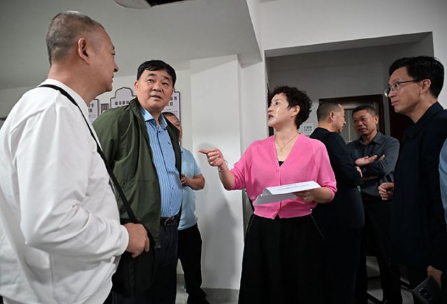 1760950823655336.jpg 图5  来自东兴区老年科技大学的学员进行现场讨论.jpg