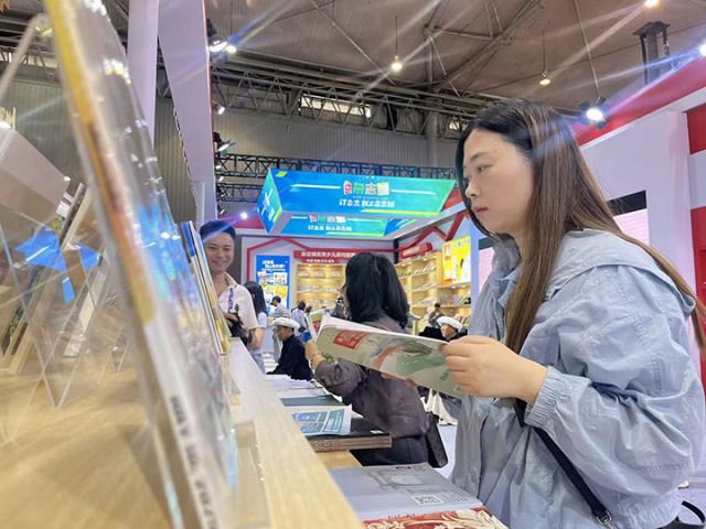 1761205524704194.jpg 《当代县域经济》2025天府书展上受到读者关注.jpg