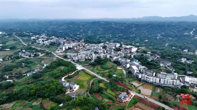 图1  丰乐镇绕场路俯瞰。 王超明 摄.jpg