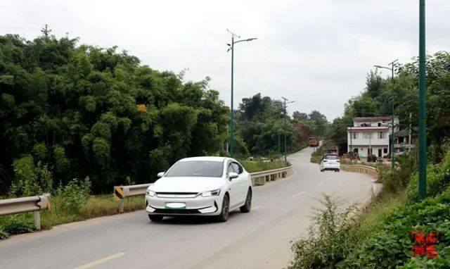 图2  汽车在白节镇绕场路上行驶。 王超明 摄.jpg