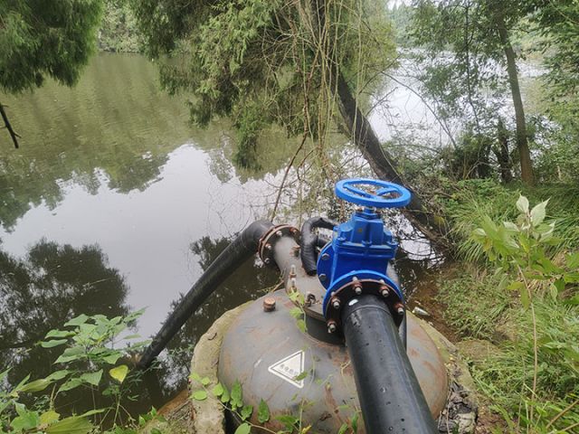 图1  通贤镇重石村提灌站抽水管道。吴远华  摄.jpg