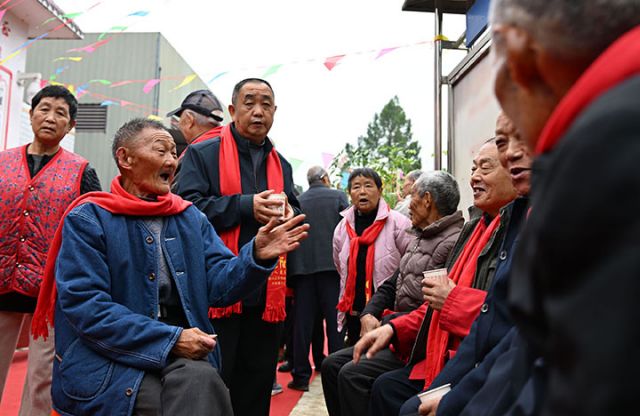 1761553699725305.jpg 图2  村里的老人正在拉家常,进行情感交流。.jpg