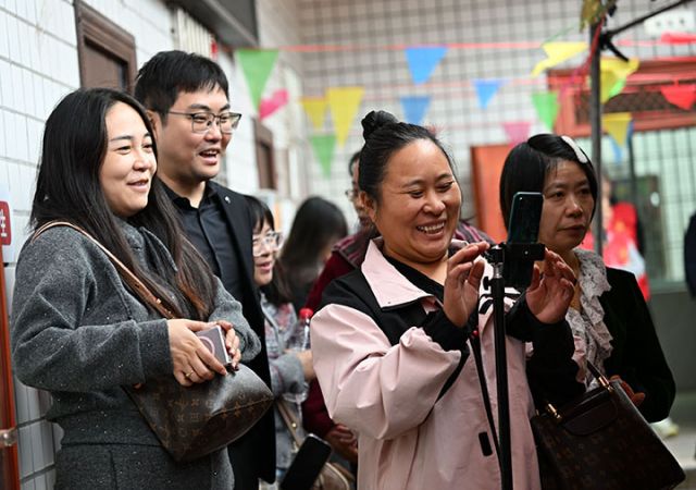 1761553708284045.jpg 图3  当地干部群众正在进行网络直播.jpg