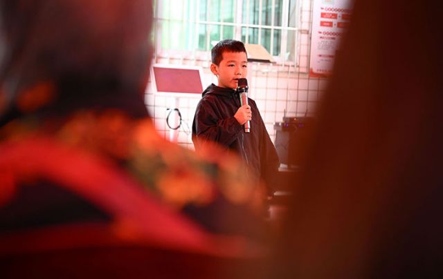 1761553717568804.jpg 图4  一名儿童正在为老人表演节目,以此促进代际情感联结,丰富老人精神世界。.jpg