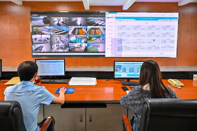 图2 在仁寿县供排水公司调度中心，工作人员正在实时监控运行情况.jpg