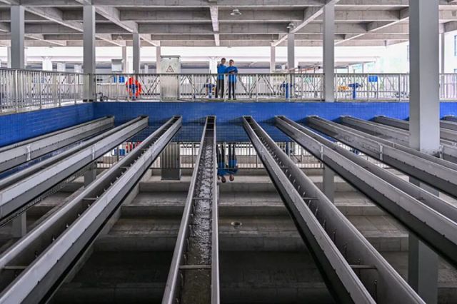 图3 在仁寿县一水厂内，工作人员正在检查滤池运行情况.jpg