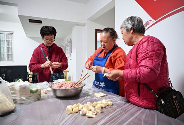 1762162093557596.jpg 图3 志愿者与老人一起包抄手.jpg