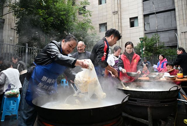 1762162098328141.jpg 图4 志愿者正在煮抄手.jpg