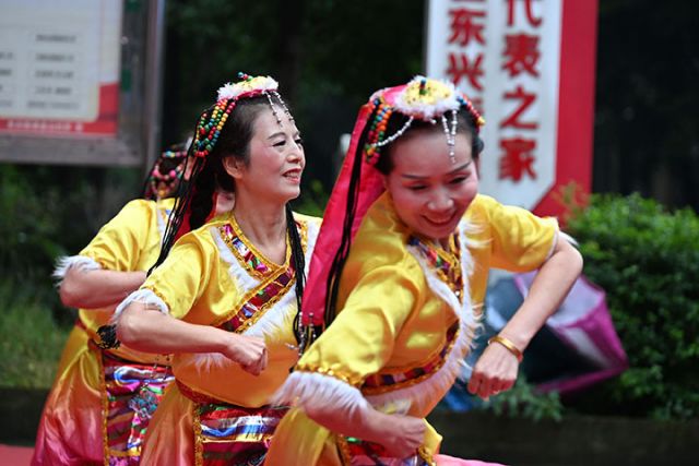 1762162102623066.jpg 图5 志愿者为老人表演节目.jpg