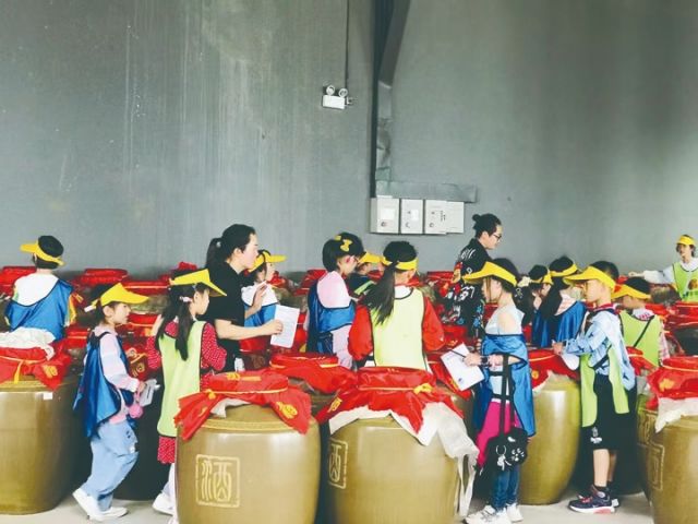 孩子们在顺成和庄园的研学场景.jpg