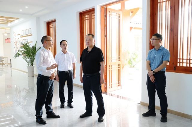 1762327749137433.jpg 仁寿县委书记明宇(右二)调研乡镇产业发展工作.jpg